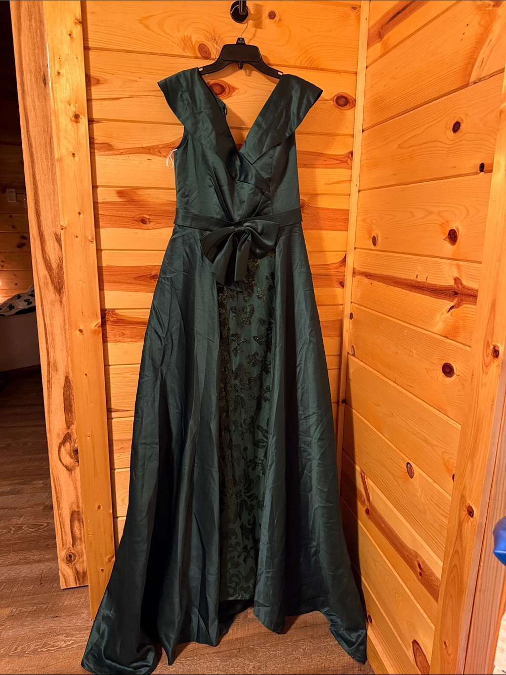 Elegant Green V-Neck Evening Dress with Waist Bow